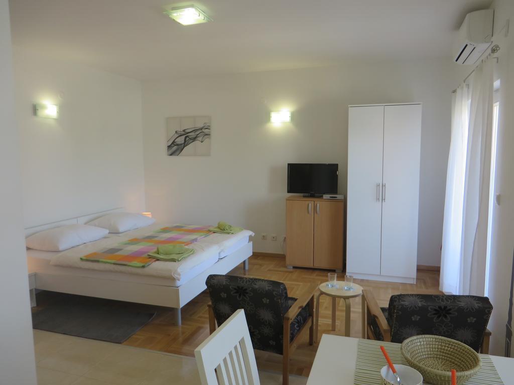 Filipovic Apartments With Pool Biograd Na Moru Exterior photo